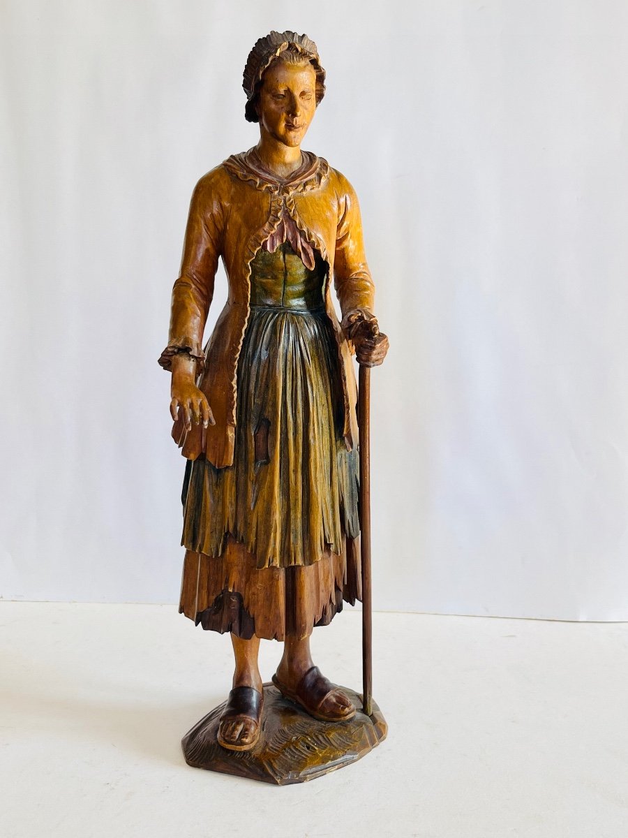 Sculpture En Bois D’un Personnage Féminin 